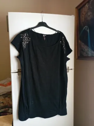 Camiseta negra con tachuelas