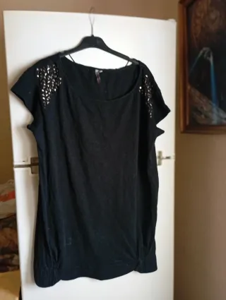 Camiseta negra con tachuelas