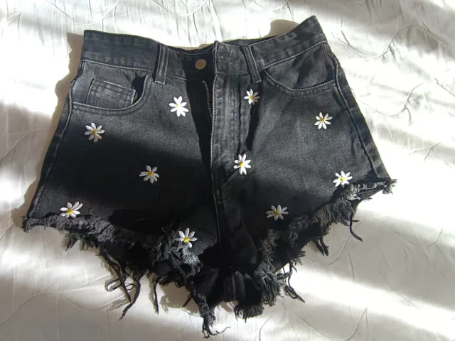 Shorts vaqueros negros con margaritas