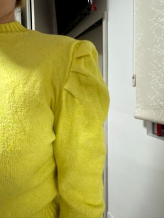 Jersey amarillo con mangas abullonadas