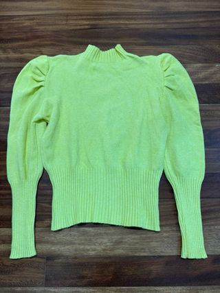 Jersey amarillo con mangas abullonadas