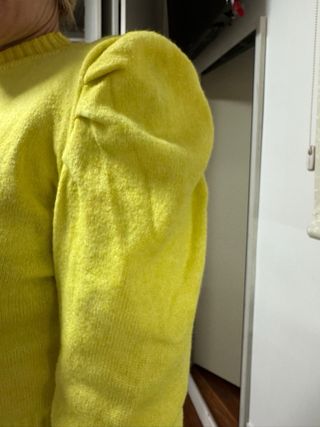 Jersey amarillo con mangas abullonadas