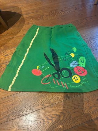 Falda verde con estampado de tijeras