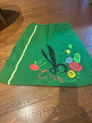 Falda verde con estampado de tijeras