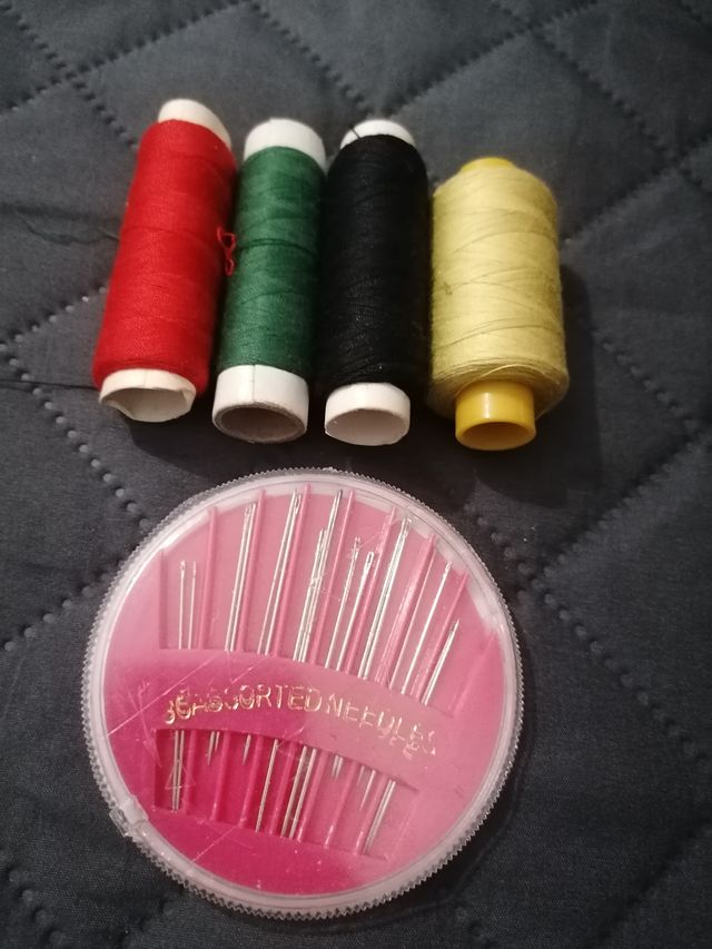 Lote de hilos y agujas de coser