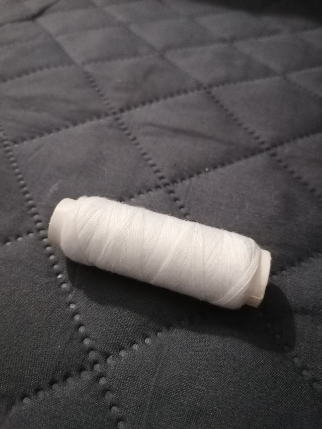 Lote de hilos y agujas de coser