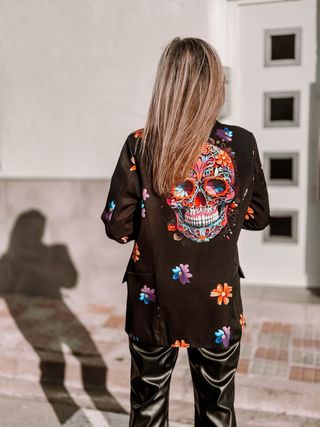 Blazer con estampado de calavera y flores