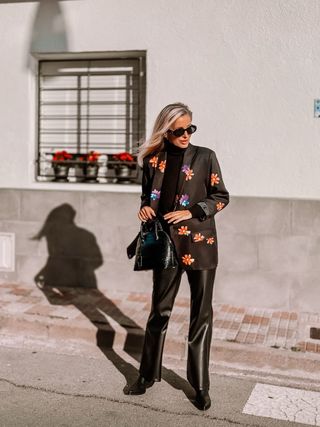 Blazer con estampado de calavera y flores