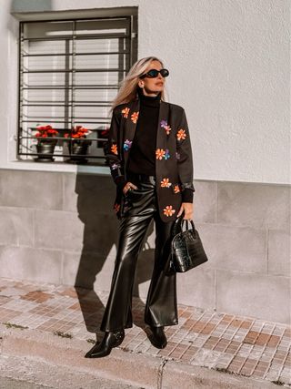 Blazer con estampado de calavera y flores