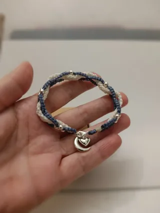 Pulsera tejida con abalorios y charm luna corazón