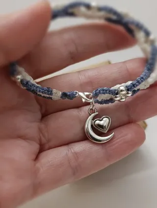 Pulsera tejida con abalorios y charm luna corazón