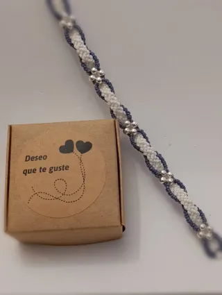 Pulsera tejida con abalorios y charm luna corazón