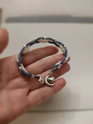 Pulsera tejida con abalorios y charm luna corazón