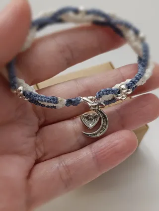 Pulsera tejida con abalorios y charm luna corazón