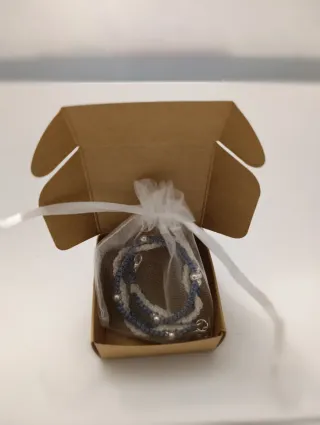 Pulsera tejida con abalorios y charm luna corazón