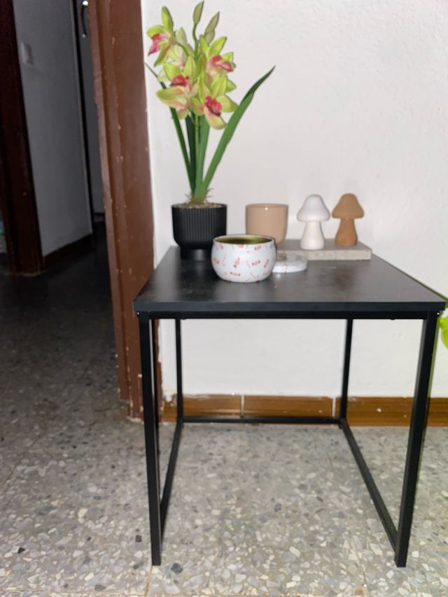 Mesa auxiliar salón metal y madera