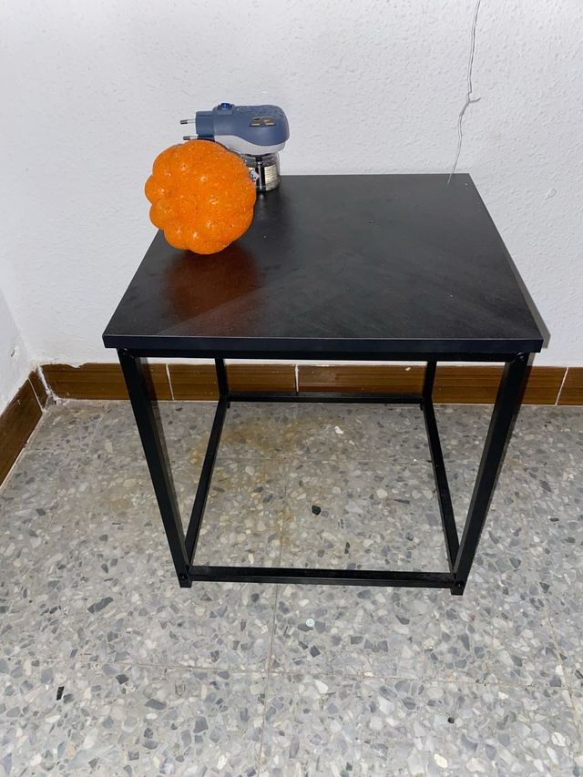 Mesa auxiliar salón metal y madera