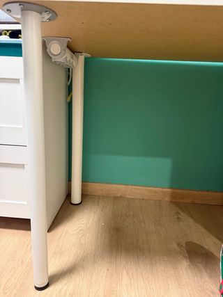 Scrivania Ikea con cassettiera