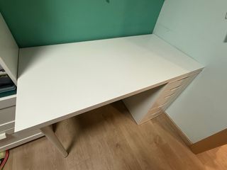 Scrivania Ikea con cassettiera
