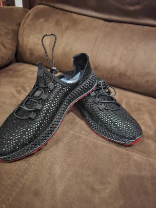 Zapatillas deportivas negras y rojas