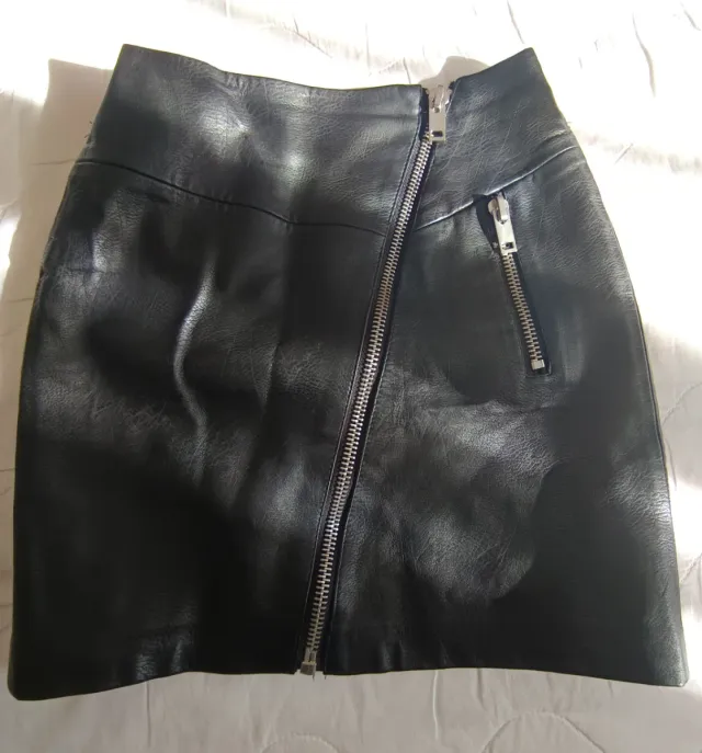 Minifalda negra con cremallera asimétrica