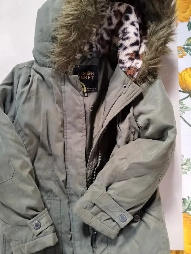 Abrigo niña verde capucha leopardo 6 años.