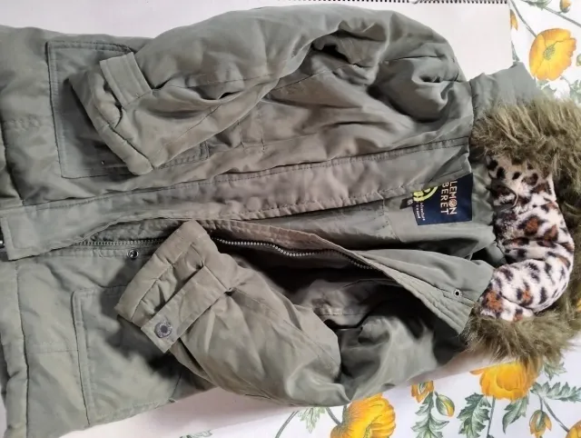 Abrigo niña verde capucha leopardo 6 años.