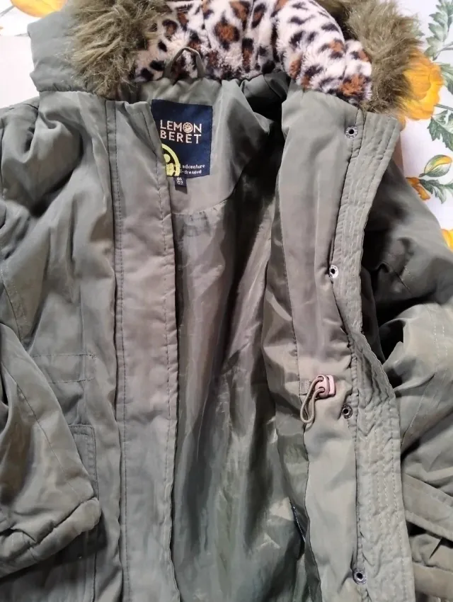 Abrigo niña verde capucha leopardo 6 años.