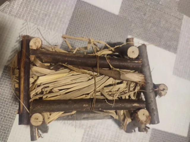 Menino Jesus de cerâmica e berço de madeira