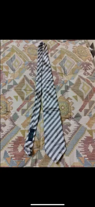 Cravatta a righe grigie e bianche