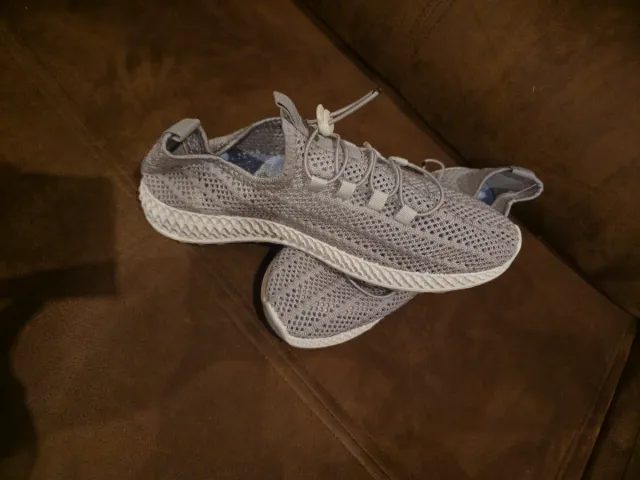 Zapatillas grises y blancas