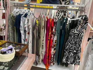 Perchero de madera y tela