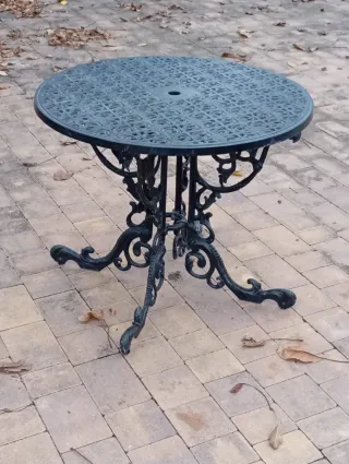Mesa y 2 sillas de hierro fundido