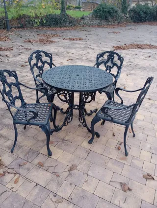 Mesa y 2 sillas de hierro fundido