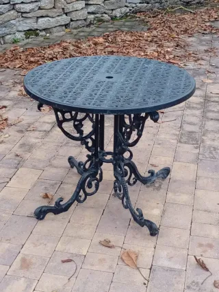 Mesa y 2 sillas de hierro fundido