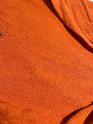 Jersey fino cuello pico naranja y verde