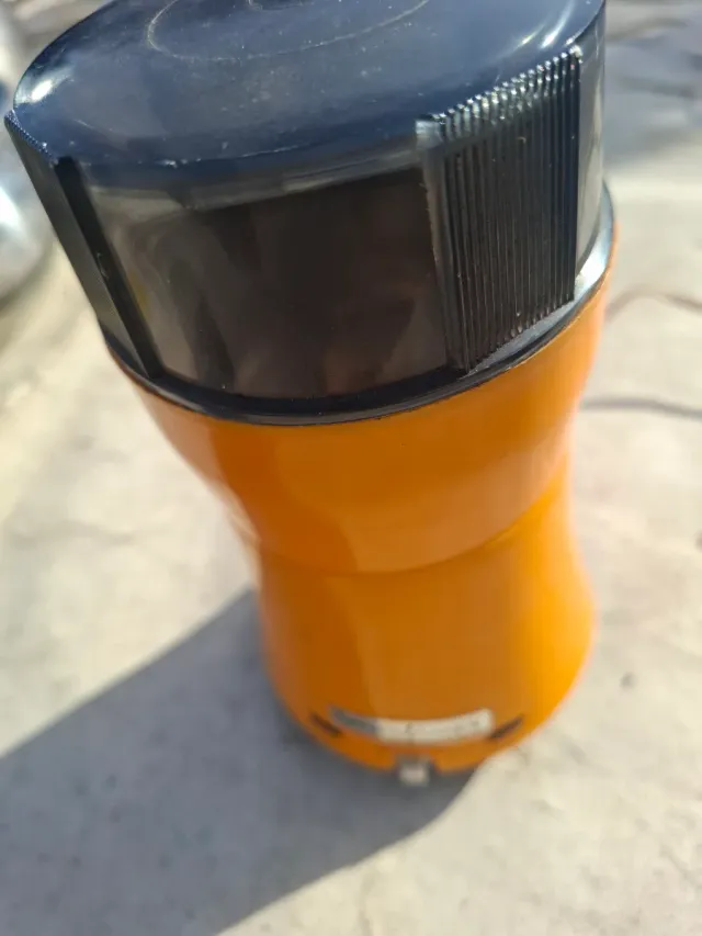 Molino de café naranja