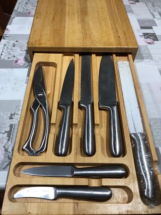 Caja y cubiertos incluidos.