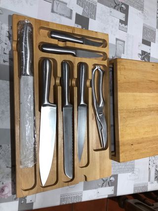 Caja y cubiertos incluidos.