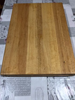 Caja y cubiertos incluidos.