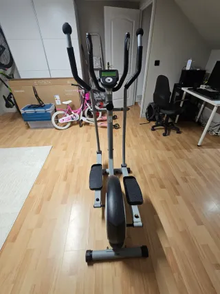 Bicicleta Estática negra, con sus años, poco uso.