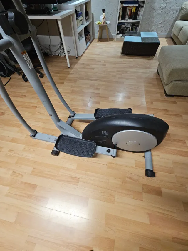 Bicicleta Estática negra, con sus años, poco uso.