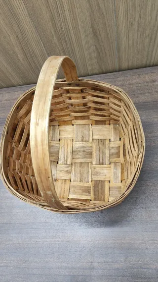 Cesta de mimbre con asa