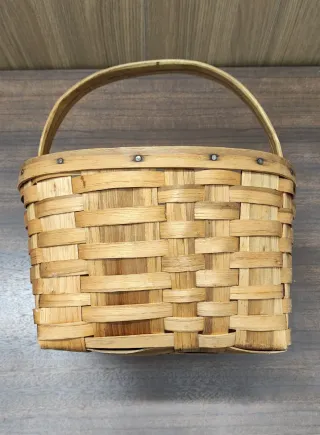 Cesta de mimbre con asa