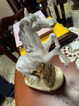 Figuras de porcelana decoradas