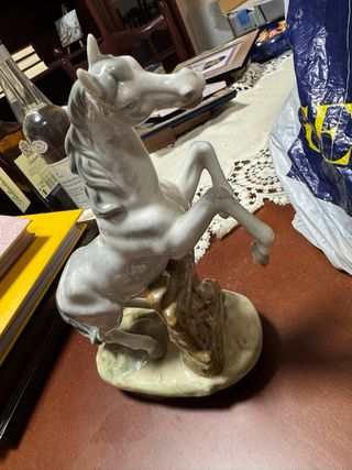 Figuras de porcelana decoradas