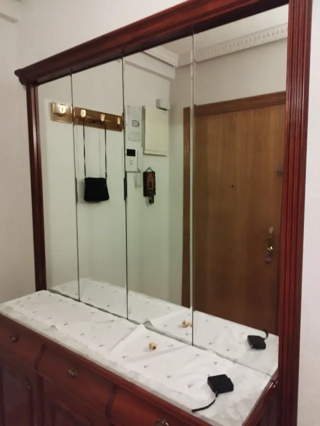 Mueble recibidor madera y mármol con espejo