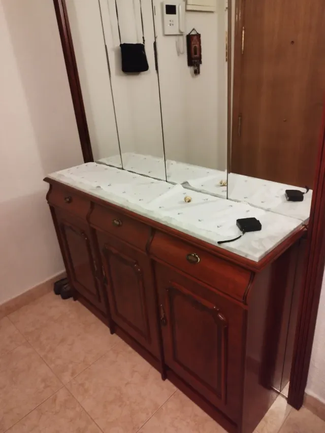 Mueble recibidor madera y mármol con espejo