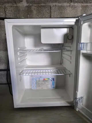 Nevera pequeña blanca .
