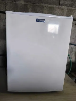 Nevera pequeña blanca .